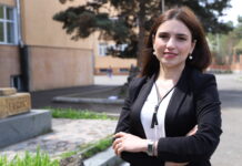 სკოლის ეზოში ჭადრაკის დაფის მოსაწყობად მშობელმა ფინანსები მოიზიდა